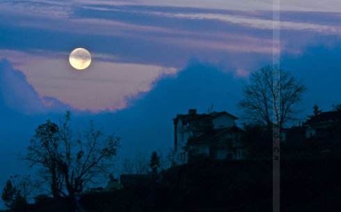 更深月色半人家，北斗阑干南斗斜。