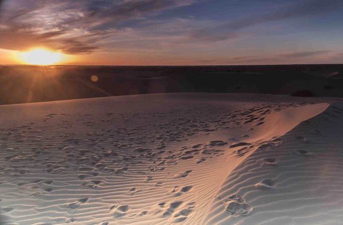 大漠孤烟直，长河落日圆。