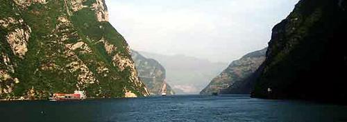  仍怜故乡水， 万里送行舟。